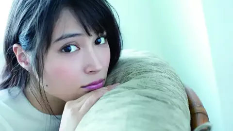 开房住宿坐断床头柜