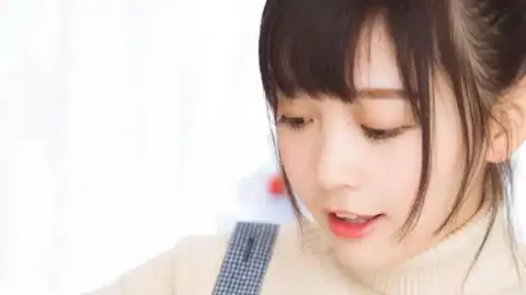 家长跪地被轮流踩踏