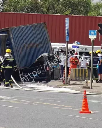 集卡车侧翻压覆小客车通报