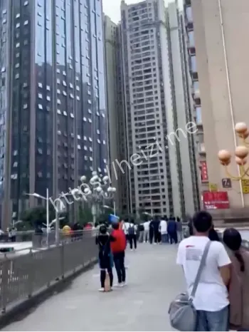 贵阳市花果园惊现蜘蛛侠