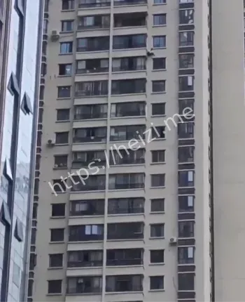 白衣男子被抓奸