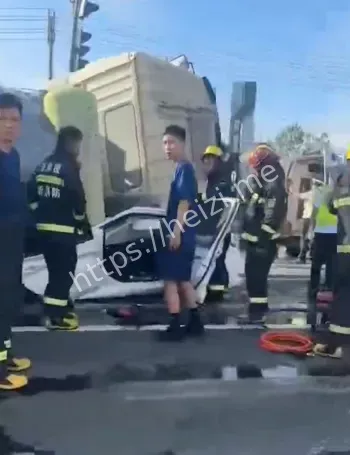 浙江水泥罐车侧翻