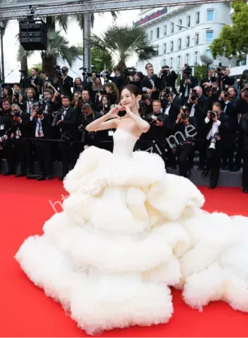 万千惠白色礼服