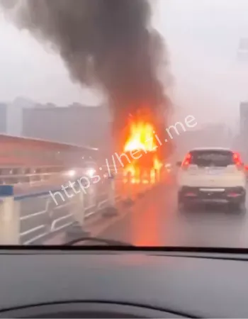 车头火焰吞噬烧毁