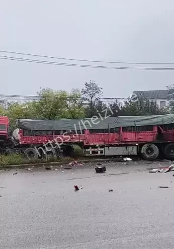 张寨村口半挂车撞毁