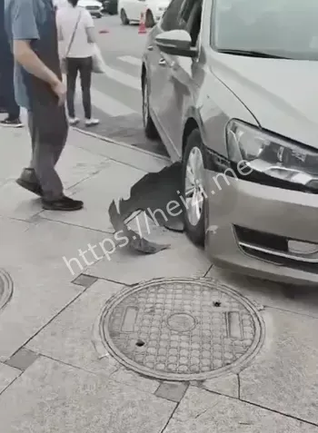 四川自贡十字路口车祸