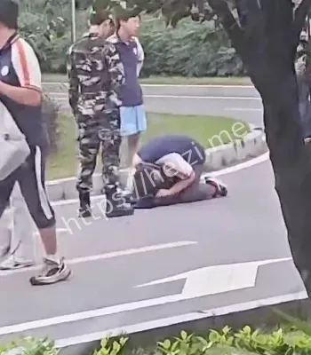 向纠察队员磕头