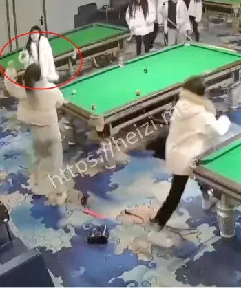 两女子持刀台球厅斗殴