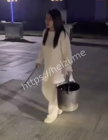 母亲维权遭警察阻拦