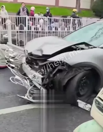 闹市区轿车失控