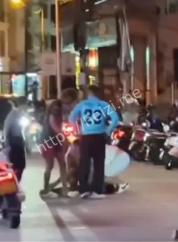 围观群众手机举爆