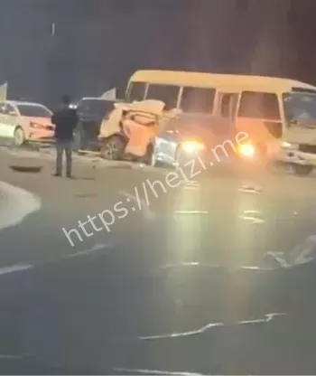 重型吊车连环相撞