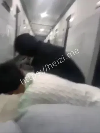 教官让学生跪地抽打