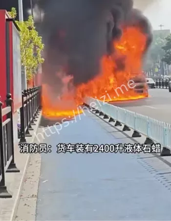 沙园地铁口电动车全毁