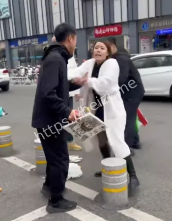 光头男子抄铁锹