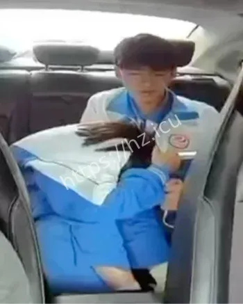 茂名学生车内激吻视频