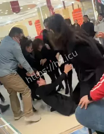 两家员工当众大打出手