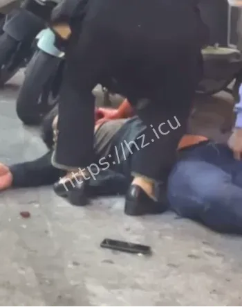 街头持刀伤脖子